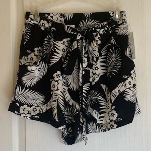 NWT  Adorable Francescas shorts small